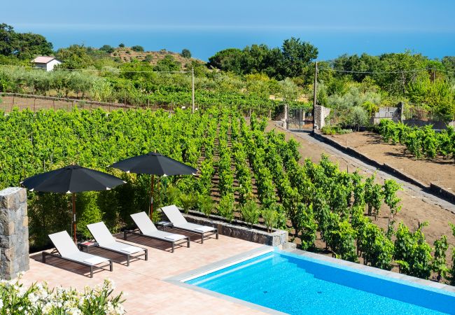 Villa a Pedara - Antica residenza di campagna con piscina situata alle pendici dell’Etna, Sicilia.