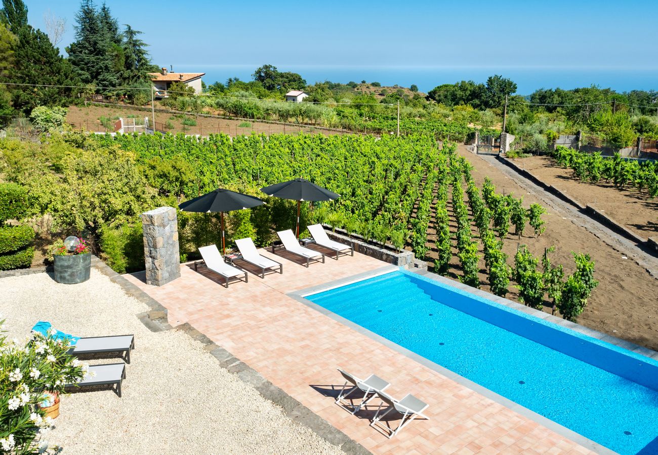 Villa a Pedara - Antica residenza di campagna con piscina situata alle pendici dell’Etna, Sicilia.