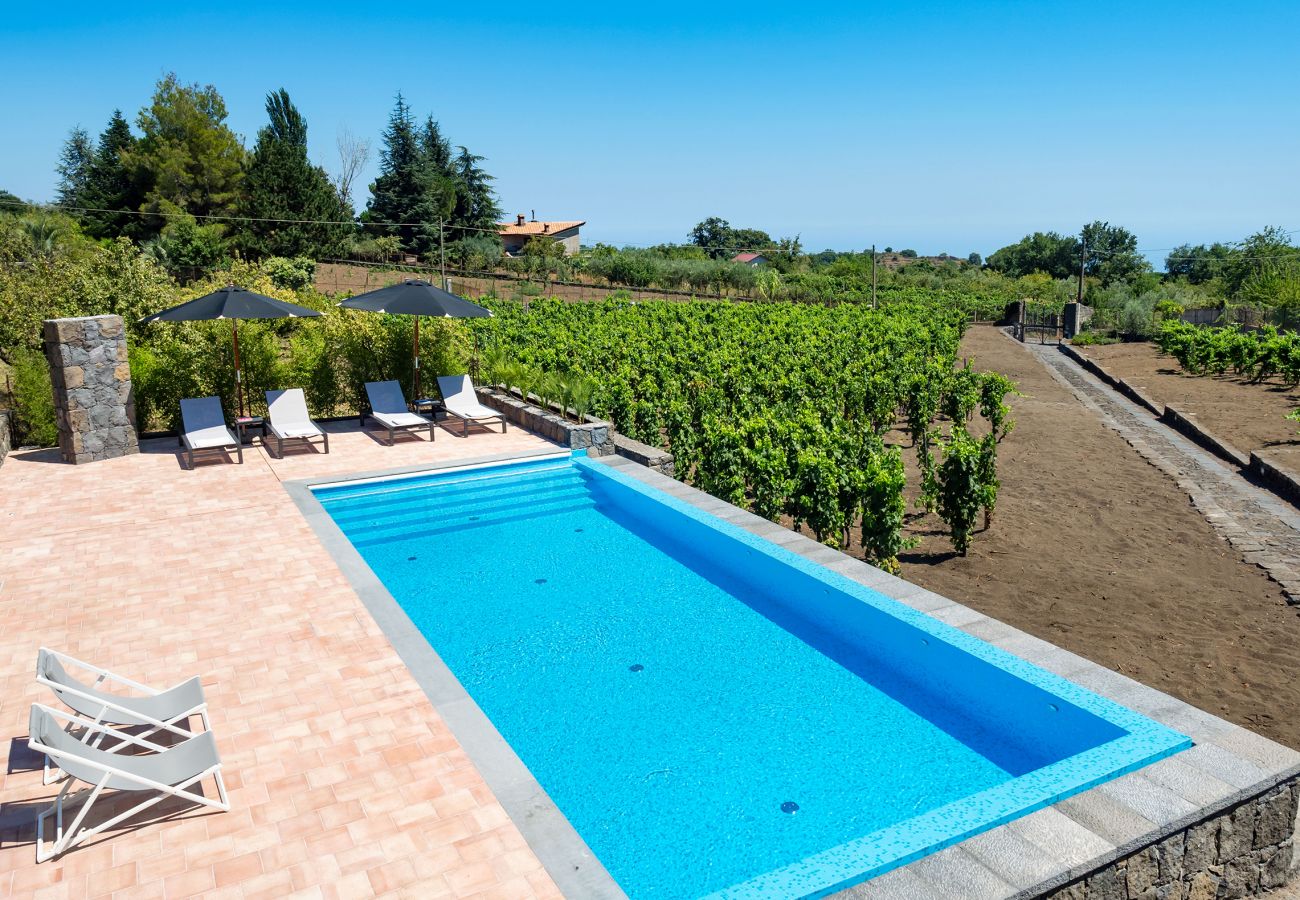 Villa a Pedara - Antica residenza di campagna con piscina situata alle pendici dell’Etna, Sicilia.