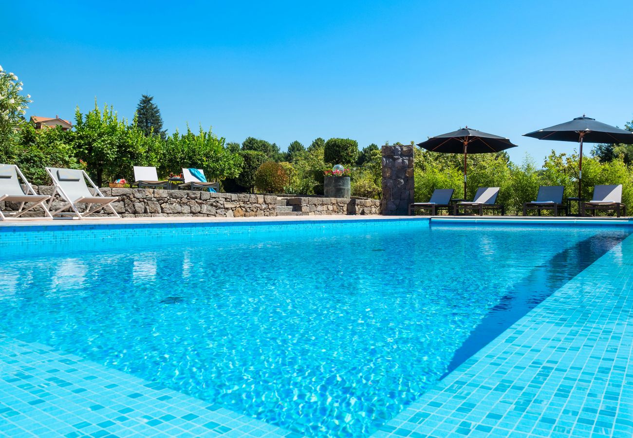 Villa a Pedara - Antica residenza di campagna con piscina situata alle pendici dell’Etna, Sicilia.