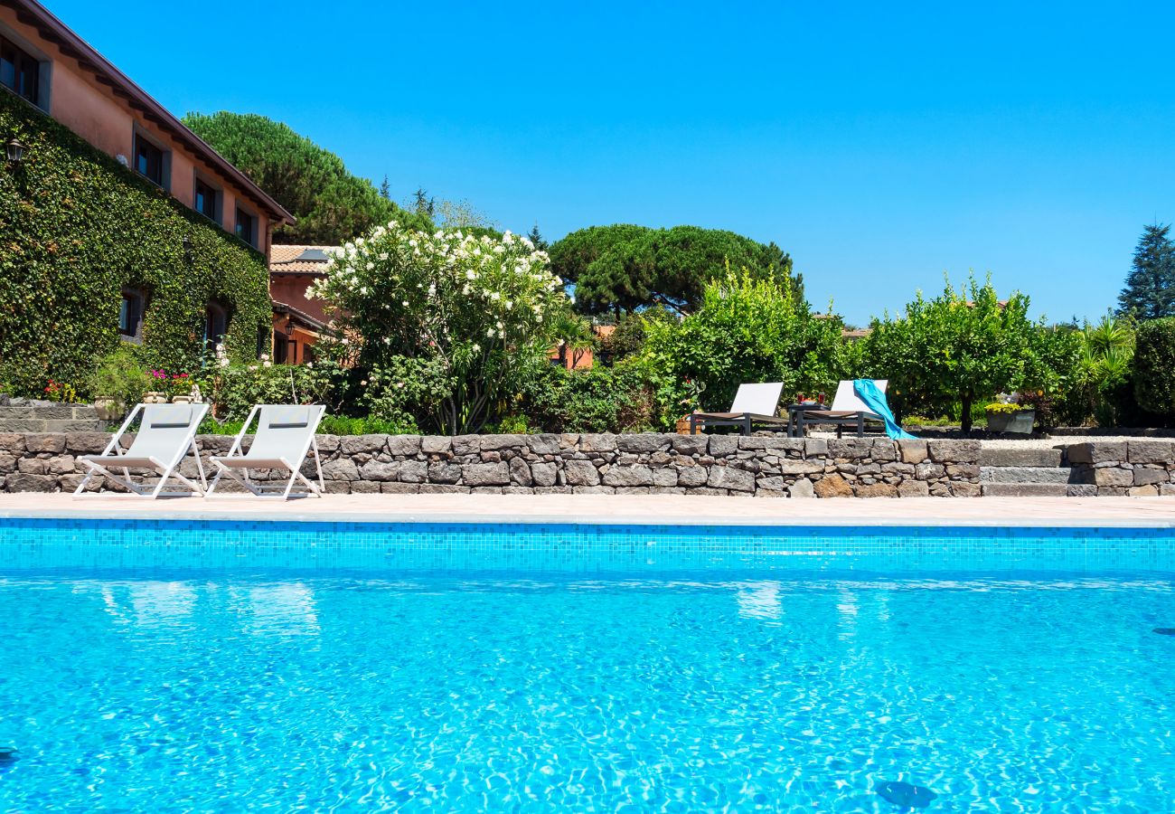 Villa a Pedara - Antica residenza di campagna con piscina situata alle pendici dell’Etna, Sicilia.