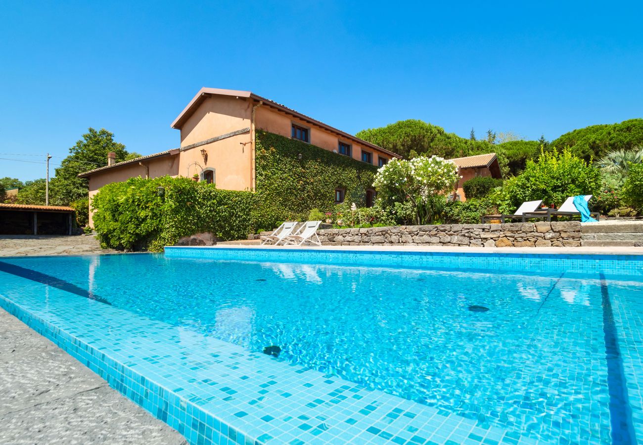 Villa a Pedara - Antica residenza di campagna con piscina situata alle pendici dell’Etna, Sicilia.