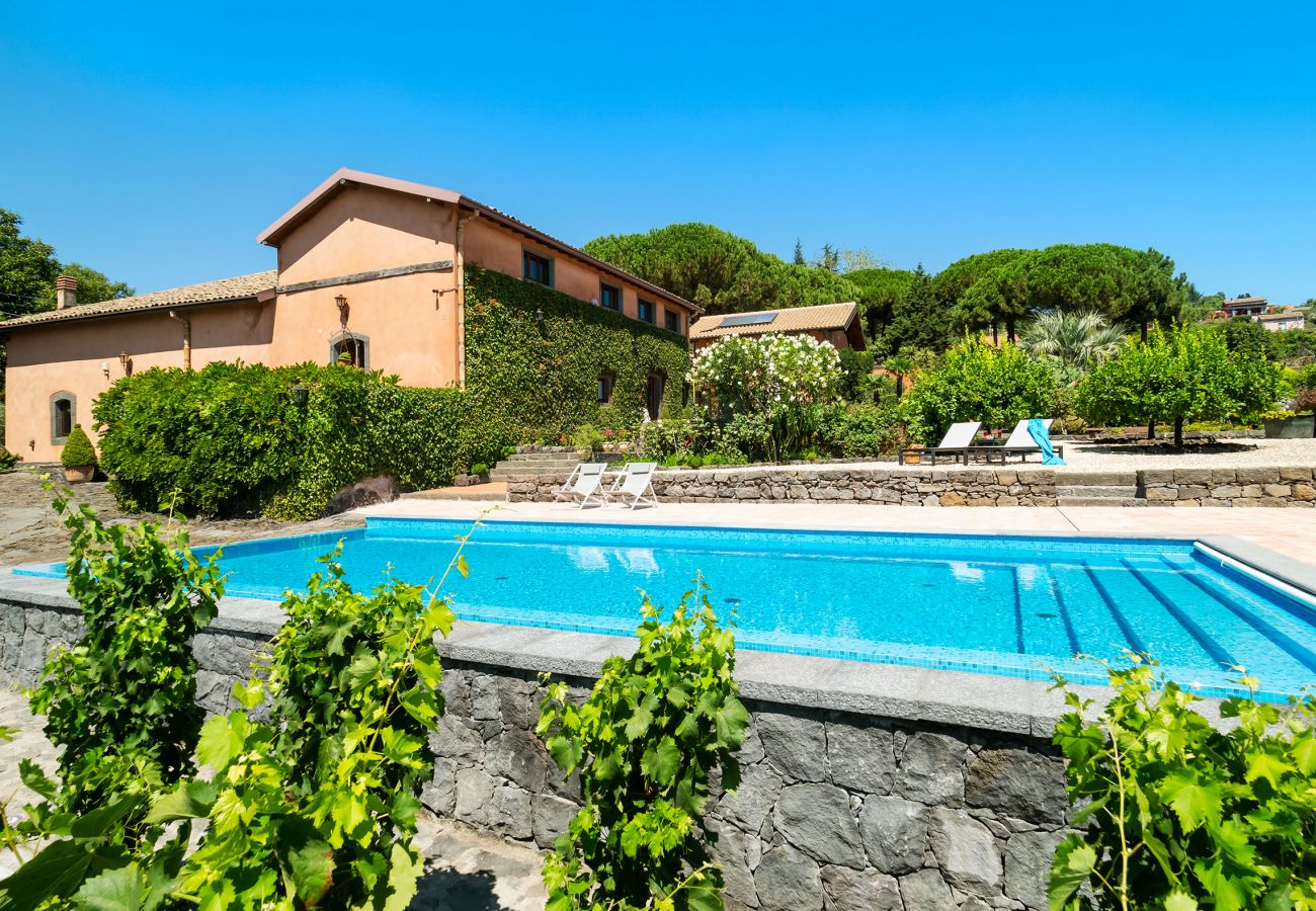 Villa a Pedara - Antica residenza di campagna con piscina situata alle pendici dell’Etna, Sicilia.