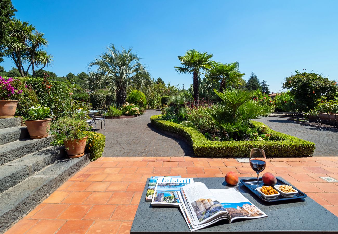 Villa a Pedara - Antica residenza di campagna con piscina situata alle pendici dell’Etna, Sicilia.