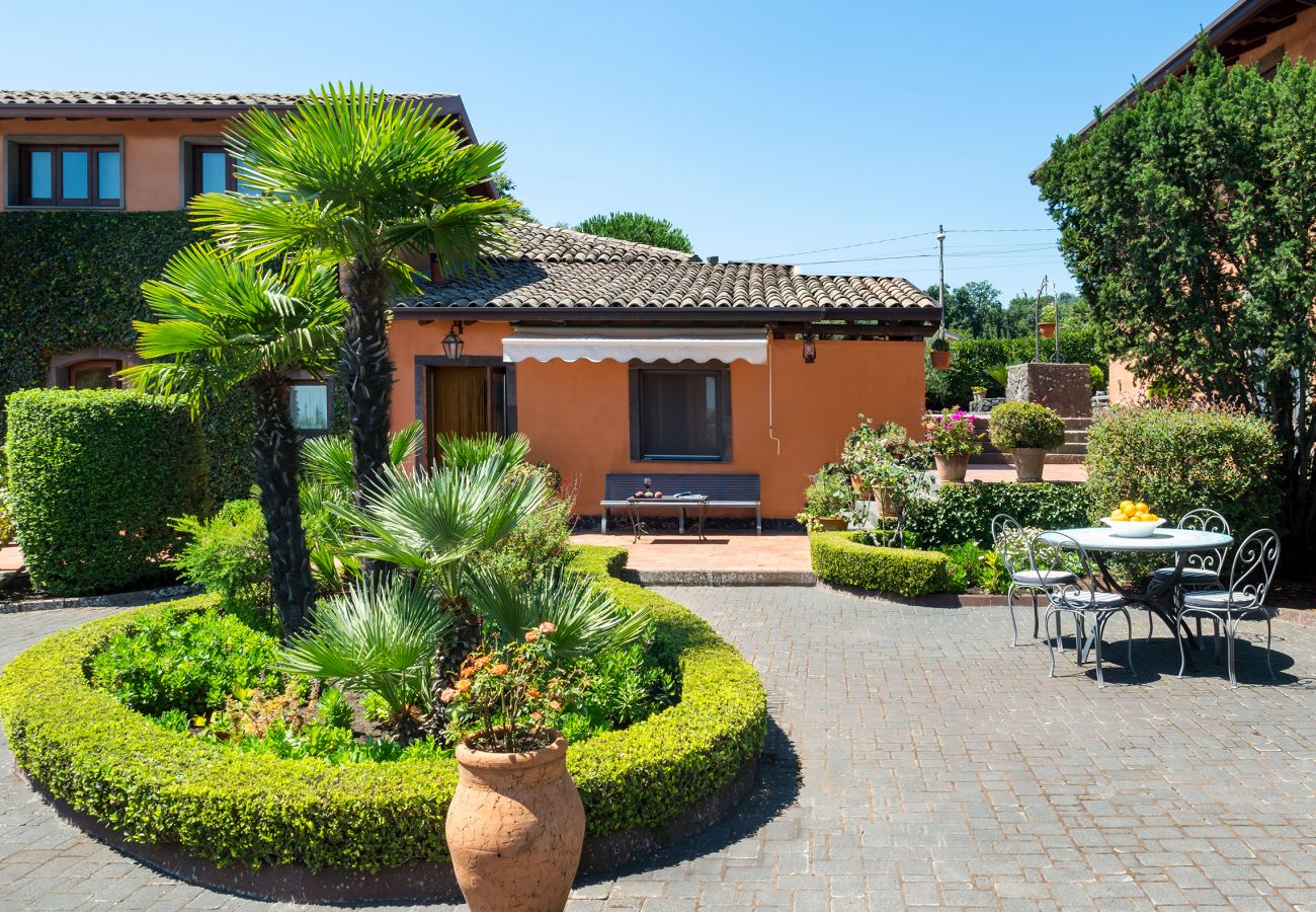 Villa a Pedara - Antica residenza di campagna con piscina situata alle pendici dell’Etna, Sicilia.