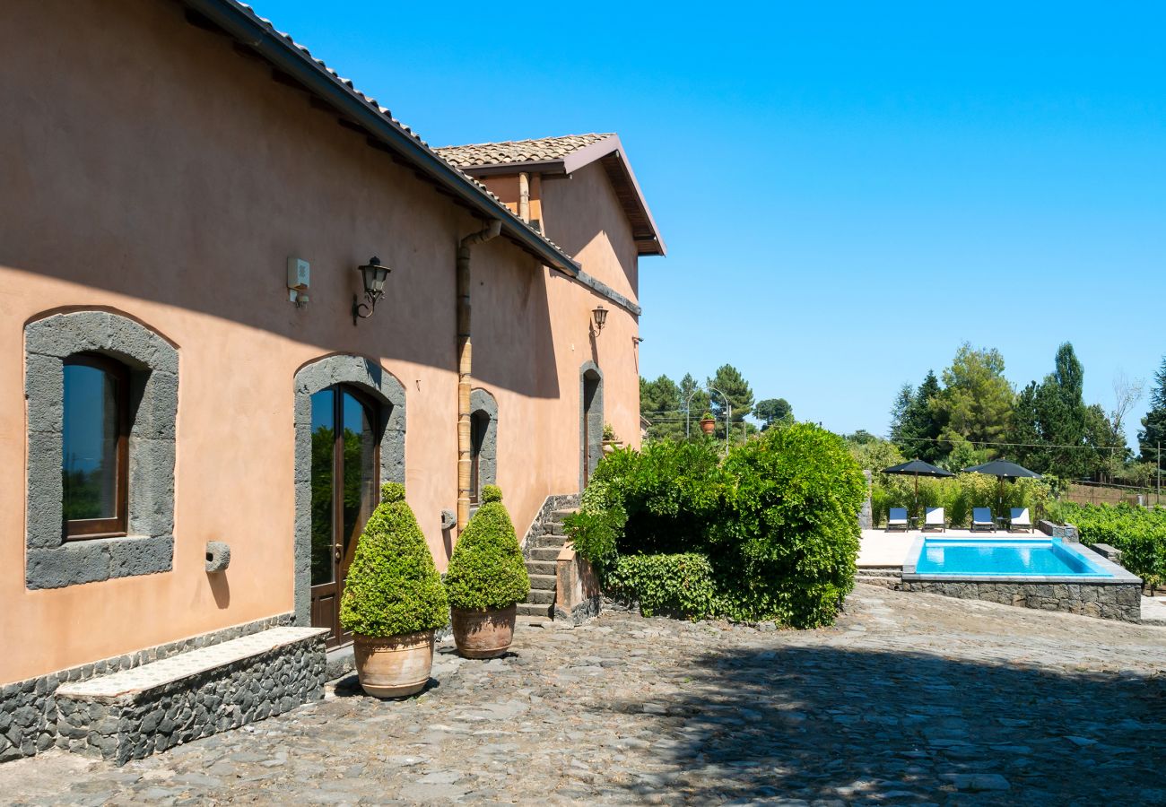 Villa a Pedara - Antica residenza di campagna con piscina situata alle pendici dell’Etna, Sicilia.