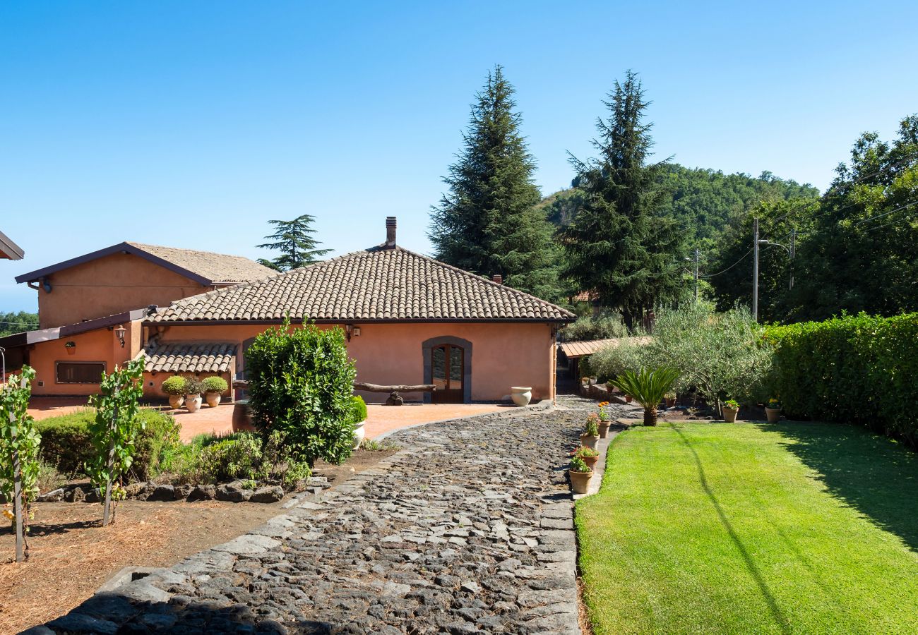 Villa a Pedara - Antica residenza di campagna con piscina situata alle pendici dell’Etna, Sicilia.