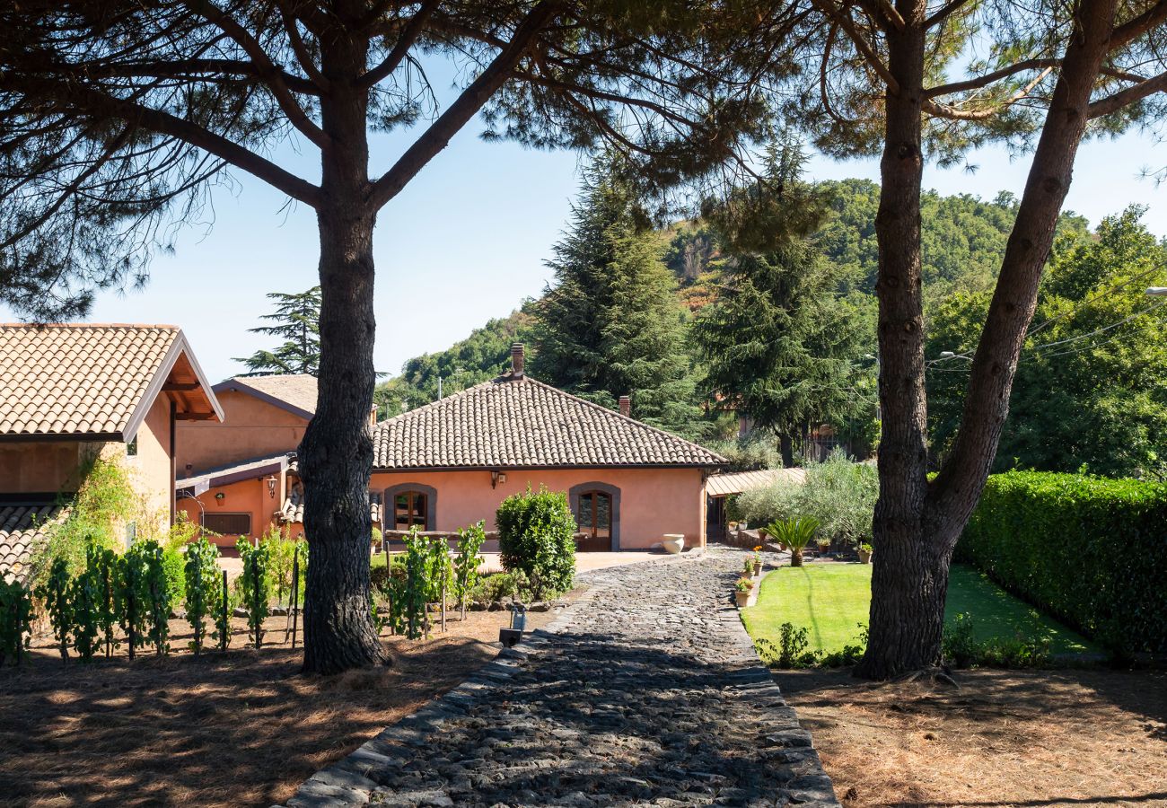 Villa a Pedara - Antica residenza di campagna con piscina situata alle pendici dell’Etna, Sicilia.