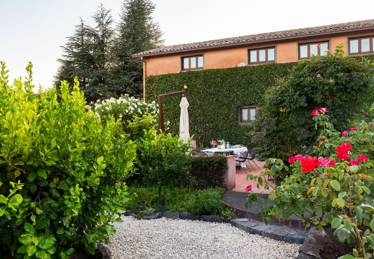 Villa a Pedara - Antica residenza di campagna con piscina situata alle pendici dell’Etna, Sicilia.