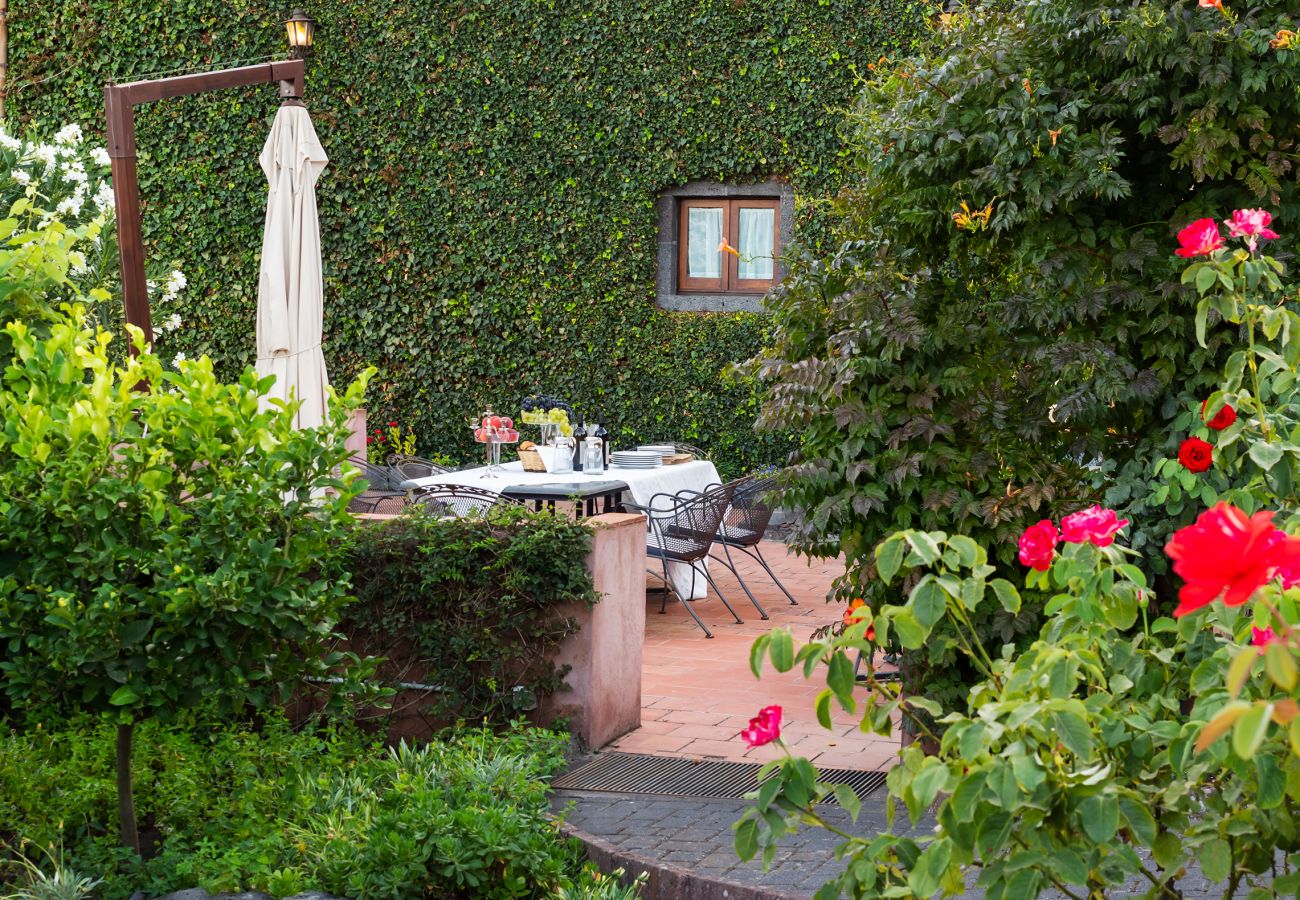 Villa a Pedara - Antica residenza di campagna con piscina situata alle pendici dell’Etna, Sicilia.