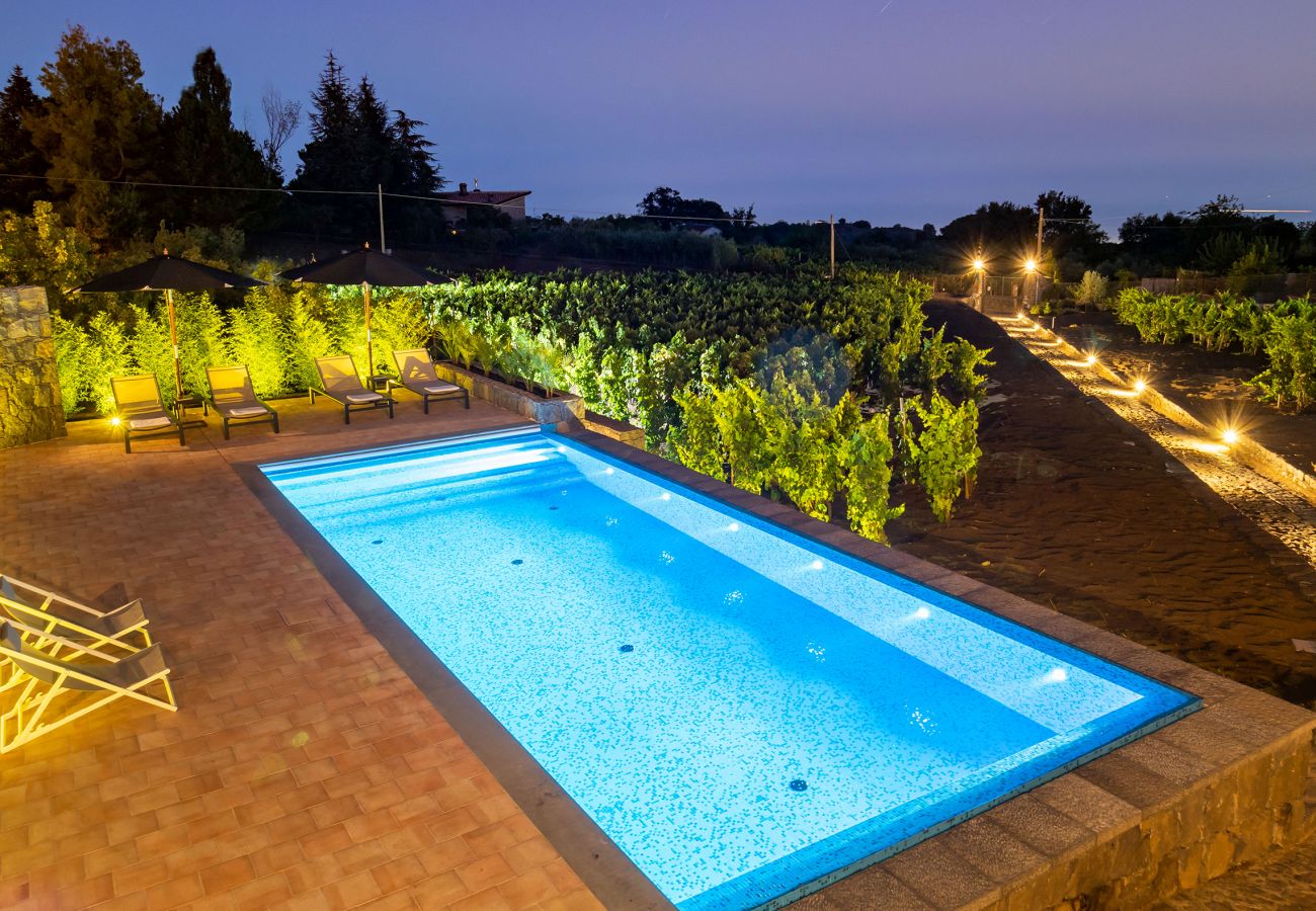 Villa a Pedara - Antica residenza di campagna con piscina situata alle pendici dell’Etna, Sicilia.