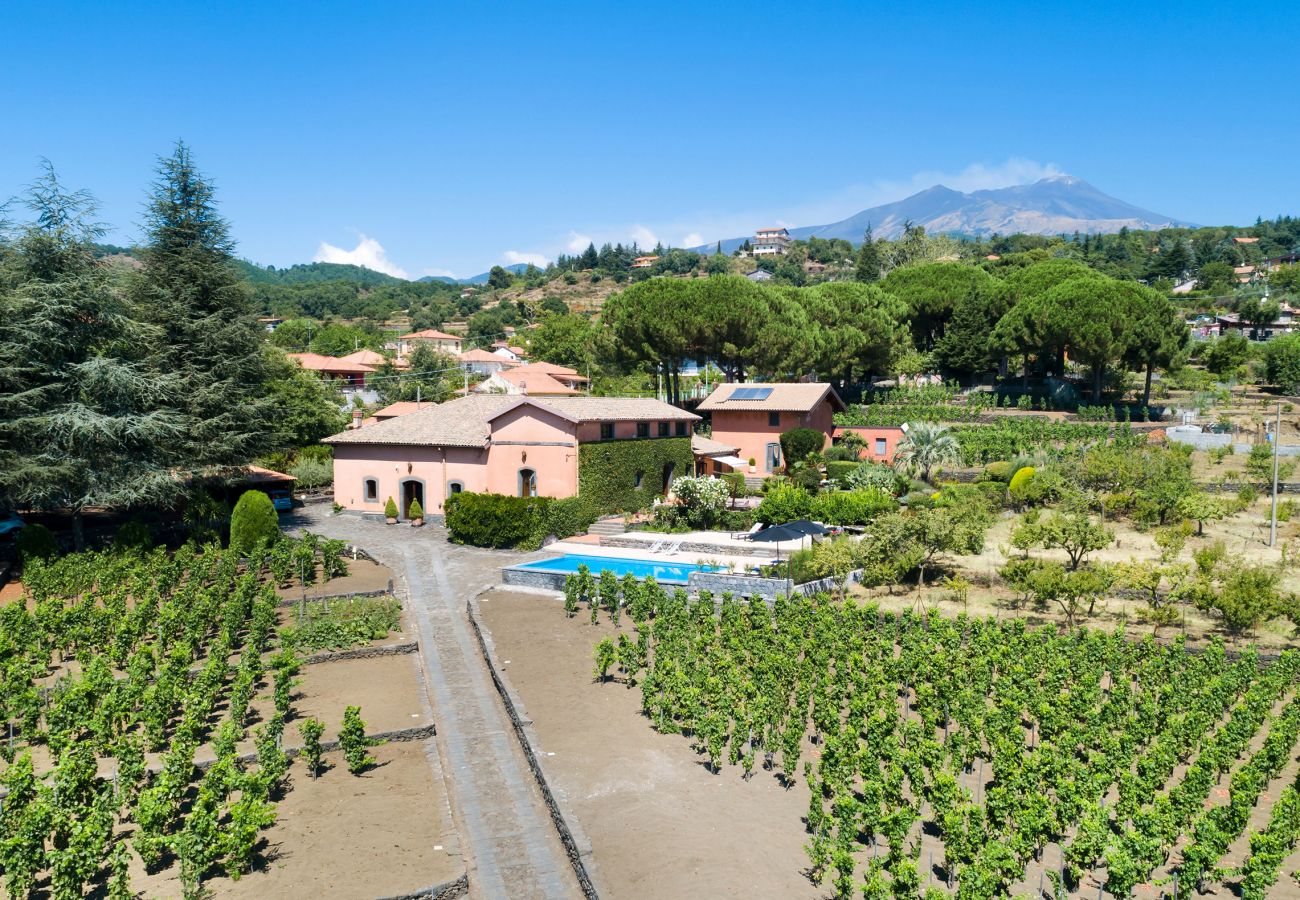 Villa a Pedara - Antica residenza di campagna con piscina situata alle pendici dell’Etna, Sicilia.