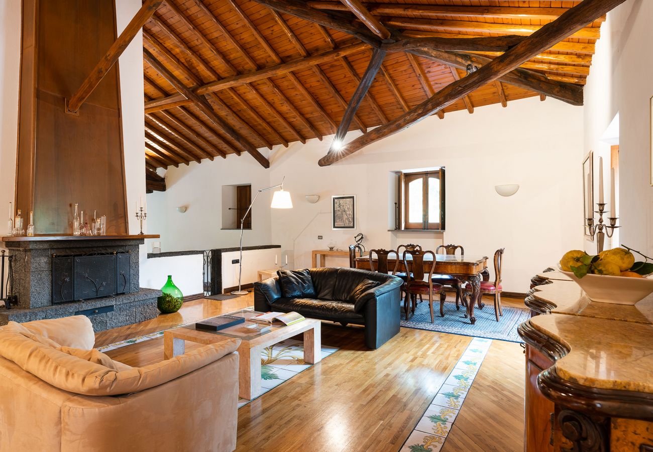 Villa a Pedara - Antica residenza di campagna con piscina situata alle pendici dell’Etna, Sicilia.