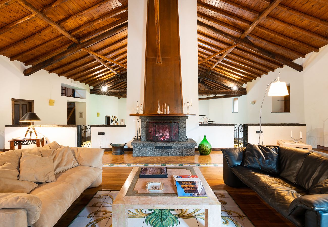 Villa a Pedara - Antica residenza di campagna con piscina situata alle pendici dell’Etna, Sicilia.