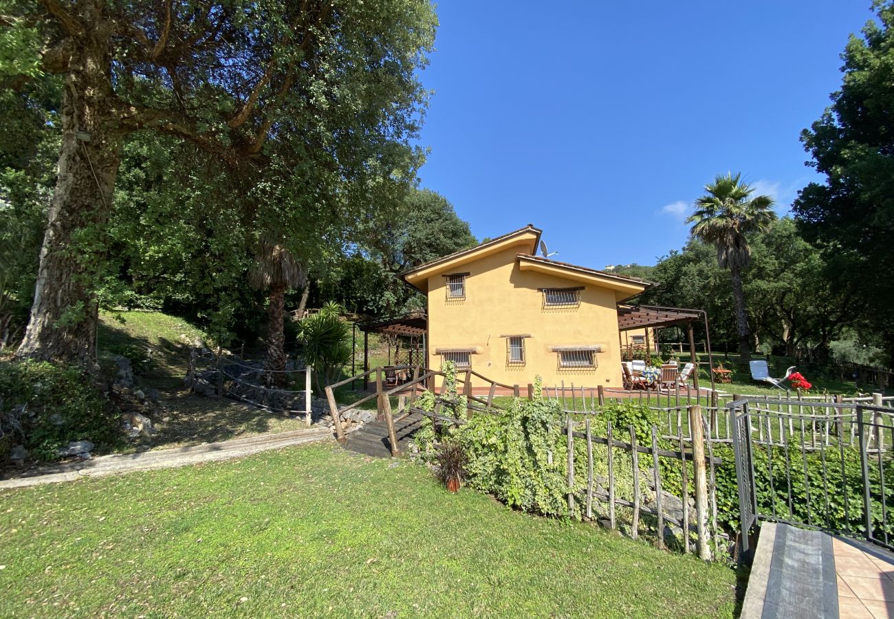 Villa a Itri - Villa immersa nel verde e con piscina 