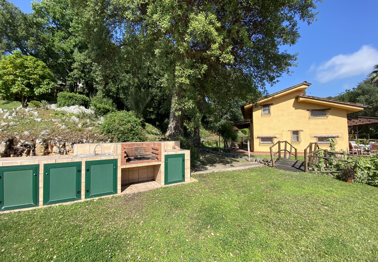 Villa a Itri - Villa immersa nel verde e con piscina 