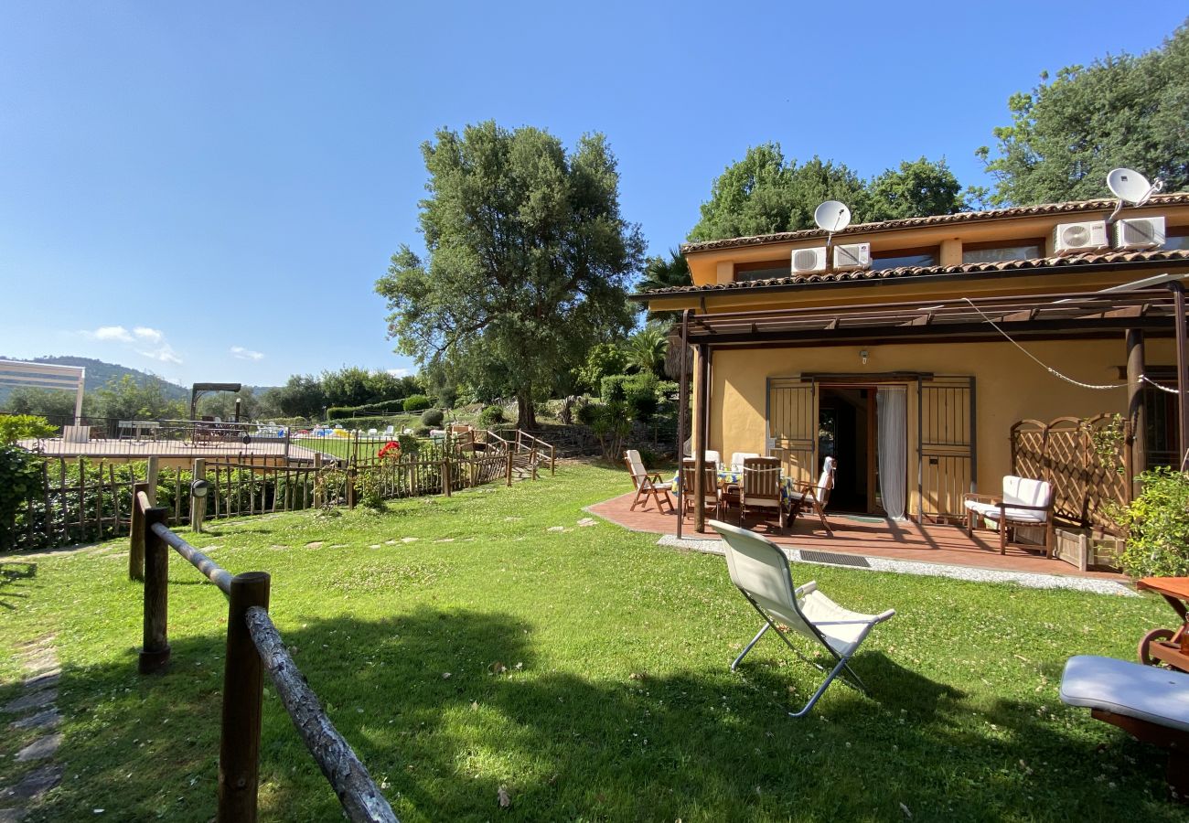 Villa a Itri - Villa immersa nel verde e con piscina 