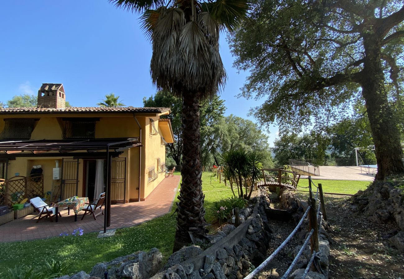 Villa a Itri - Villa immersa nel verde e con piscina 